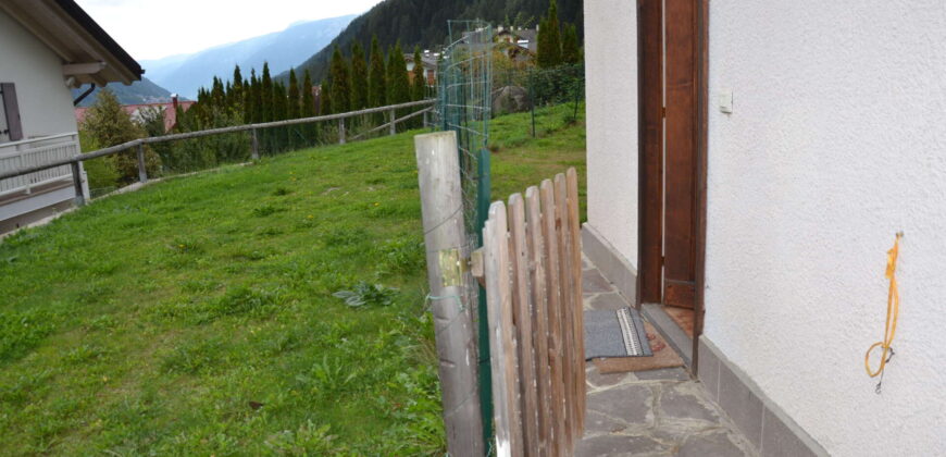 Villetta bifamiliare con giardino e vista panoramica a Ossana