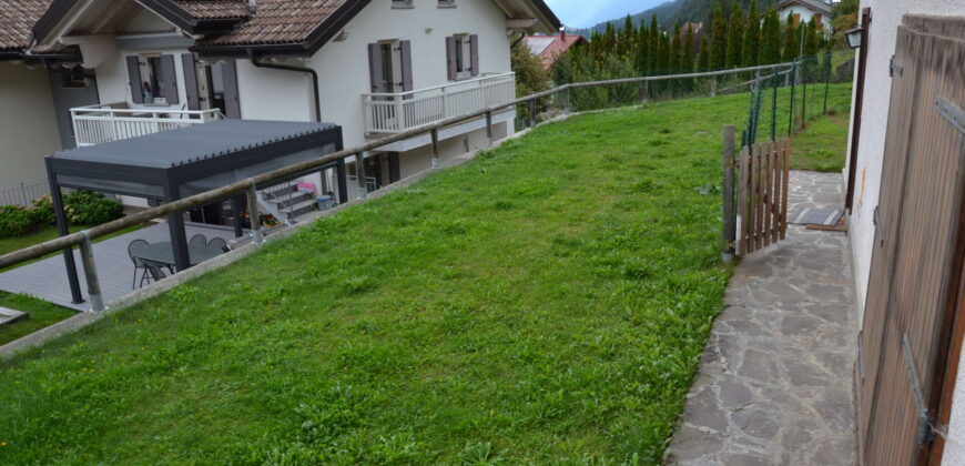 Villetta bifamiliare con giardino e vista panoramica a Ossana