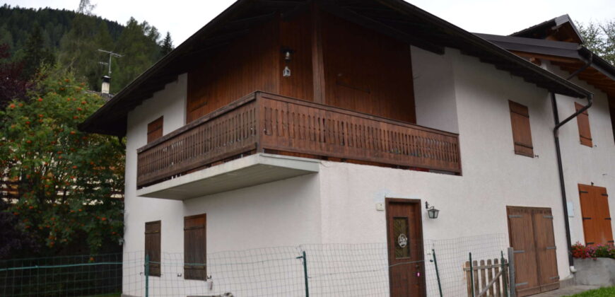 Villetta bifamiliare con giardino e vista panoramica a Ossana